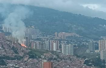 La zona en la que se presenta la conflagración es forestal, sin embargo los bomberos intentan controlar las llamas para evitar que afecten a viviendas aledaña. Foto: Cortesía