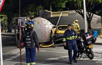 Bomberos de Bello llegó cerca de la medianoche a atender la emergencia y aún se encuentran en labores de limpieza. Foto: cortesía.