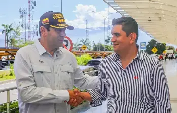 A la izquierda, el gobernador de Santander, Juvenal Díaz Mateus; a la derecha, el alcalde encargado de Girón, Fredy Cáceres. FOTO: GOBERNACIÓN DE SANTANDER