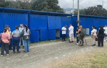 Funcionarios de Espacio Público de Medellín con los venteros autorizados para fin de año, de acuerdo con el Plan Navidad 2025. FOTO Cortesía Alcaldía de Medellín. 