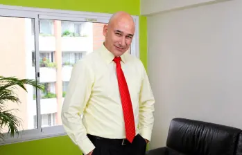 Argemiro Antolínez Ángel, oriundo de Bucaramanga, falleció junto a su pareja tras el colapso de un edificio en el estado Falcón. FOTO: Redes sociales/Indira Ramírez.