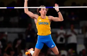 Armand Duplantis, de 25 años de edad, suma dos medallas de oro olímpicas y tres doradas mundiales en salto con pértiga. FOTO AFP