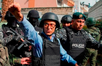 Con casco, chaleco antibalas y un gran esquema de seguridad, Christian Zurita, ejerció su derecho al voto. Foto: AFP. 