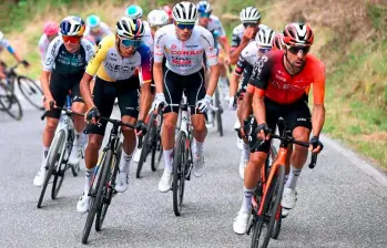 En la imagen se observa a Egan Bernal junto a un grupo de ciclistas en una nueva etapa del Giro de Italia. FOTO GETTY