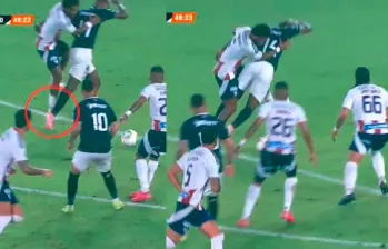 En las imágenes se puede apreciar el contacto de Didier Moreno por debajo y también sujetando a Baldomero por encima, sosteniéndolo hasta dentro del área. FOTOS PANTALLAZOS TOMADOS DE WIN SPORTS