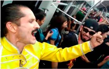 Carlos, quien da vida al Freddie Mercury colombiano, es reconocido en varias partes de la ciudad y en redes sociales. FOTO: Cortesía