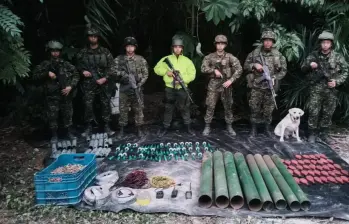 Fueron incautados ocho artefactos de lanzamiento parabólico, 64 granadas tipo tatuco en PVC, 20 detonadores eléctricos, 25 tubos de taquero, 40 frascos con pólvora negra, dos canecas de 15 galones con pólvora, cuatro rollos de cable dúplex, 4.895 cartuchos calibre 7.62 mm y dos radios ICOM. FOTO: Ejército 