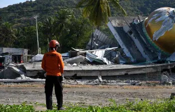 Esta fotografía, facilitada y difundida el 17 de agosto de 2026 por la Agencia Nacional de Búsqueda y Rescate de Indonesia (BASARNAS), muestra a un rescatista realizando operaciones cerca de una mezquita derrumbada tras un terremoto de magnitud 7,7 en la localidad de Satar Kampas, en Manggarai Oriental (Nusa Tenggara Oriental).El sismo de magnitud 7,7, ocurrido en la madrugada del 15 de agosto, causó la muerte de 54 personas y dejó más de 100 heridos. Las autoridades de rescate informaron que no hubo reportes de personas desaparecidas. Foto: AFP - INDONESIA’S NATIONAL SEARCH AND RESCUE AGENCY (BASARNAS)