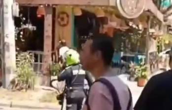 Momento en que llegan las autoridades a atender robo en restaurante en Medellín. Foto: captura de video