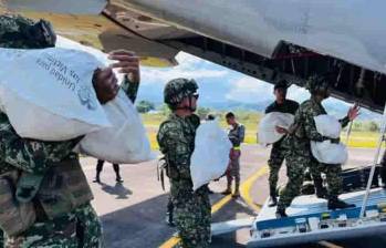 Las Fuerzas Armadas de Colombia llevan la ayuda humanitaria en aviones a las regiones de difícil acceso. FOTO: Ejército Nacional