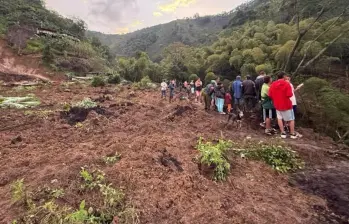 Brigadas de socorro trabajan a contrarreloj en la búsqueda de más personas que puedan estar atrapadas en los escombros. FOTO: X @ViasCaldas