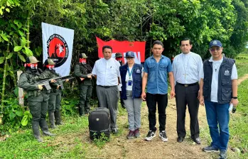 El soldado Jaiber Castillo fue entregado a una comisión humanitaria de la Defensoría del Pueblo y la Iglesia Católica. FOTO: CORTESÍA.