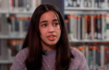 Aleysha Ortíz se graduó del instituto sin saber leer y escribir gracias a la ayuda de aplicaciones que traducen texto a voz y voz a texto. Foto captura de la entrevista de CNN. 