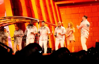 Shakira y el Grupo Niche cantaron Sin sentimiento en los conciertos de la barranquillera el pasado sábado y domingo en Cali. FOTO Cortesía Grupo Niche.