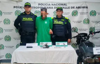 El hombre portaba un uniforme de una importante empresa de entrega de encomiendas. FOTO POLICÍA