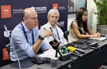 José Ignacio López, presidente de Anif; Juan Martín Caicedo, presidente de la CCI; y Ginette Lozona, directa de Asuntos económicos de la CCI. FOTO: Miguel Alguero.
