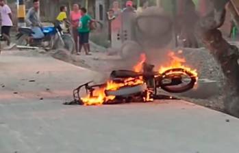 La moto del hombre infiel quedó en pérdida total luego de que su pareja le prendiera fuego. FOTO: Captura de video