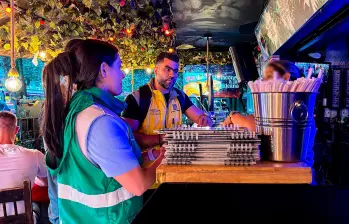 La Alcaldía señaló que esta primera medida es pedagógica. Los negocios con infracciones deberán retirarlos inmediatamente. FOTO: CORTESÍA ALCALDÍA DE MEDELLÍN