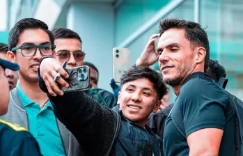 Lucas González con la hinchada de Nacional en Bogotá. FOTO: X Nacionaloficial