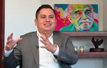 Sebastián Caballero es el gerente del Fondo Financiero de Infraestructura Educativa del Ministerio de Educación. Desde su llegada ha dado ingreso a contratistas sin experiencia y usaría su cargo para hacer política. FOTO captura de pantalla