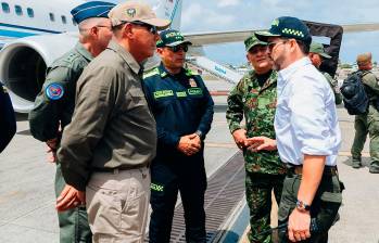 La Policía Nacional incautó 27 fusiles, un lanzagranadas, 19 proveedores y 728 cartuchos en una caleta del frente Libardo Vergel de las Autodefensas Conquistadoras de la Sierra Nevada, en Santa Marta. FOTO: CORTESÍA PRESIDENCIA