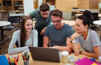 Jóvenes practicantes en Colombia calificaron los programas de prácticas que ofrecen mejores experiencias laborales en 2025. FOTO: GETTY