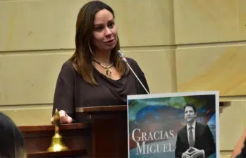 María Claudia Tarazona, viuda del senador, le pidió en la conmemoración de la muerte de Turbay al gobierno de De la Espriella abrir una “comisión de la verdad” para esclarecer los hechos del magnicidio. Foto: Colprensa