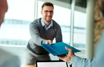 El contrato indefinido ofrece estabilidad y beneficios completos para trabajadores en diferentes sectores. FOTO: GETTY