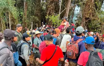 Este es el momento en el que las comunidades retienen a los soldados en Cauca. FOTO CORTESÍA