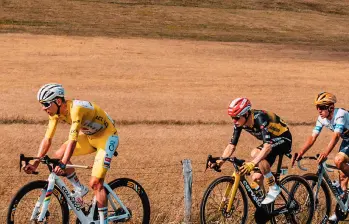 Tadej Pogacar (amarillo) cede 29 segundos en la general con el líder Ben Healy, Jonas Vingegaard (centro) pierde 1.46, y Remco Evenepoel, 1.29. FOTO: X-VISMA