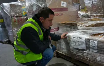 En el aeropuerto El Dorado de Bogotá, el director de la Dian, Andrés Felipe Velásquez, verificó los protocolos implementados para facilitar la recepción y el ingreso de las ayudas humanitarias que llegan al país con destino a las zonas afectadas por el terremoto. FOTO: Dian.