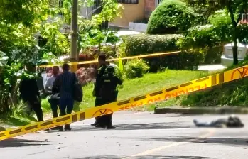 Expertos forenses llegaron a la escena para investigar cómo ocurrieron los hechos. FOTO: CORTESÍA POLICÍA