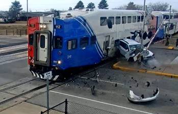 Momento exacto en el que el tren impacta el vehículo que quedó atrapado en el cruce ferroviario. FOTO: Captura de video