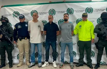 Alias “Mou” (camisa azul oscura) fue detenido con dos escoltas colombianos. FOTO: CORTESÍA DE LA POLICÍA.