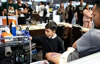 Al igual que su padre, Napat aprendió el oficio gracias a videos en la red social TikTok. FOTO: AFP 