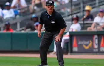 Jen Pawol, de 48 años, ya imparte justicia en el béisbol de Estados Unidos. FOTO AFP