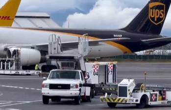 En el vuelo había dos embarazadas. Los migrantes fueron trasladados en buses a un centro de migrantes a 370 kilómetros de San José, en la frontera con Panamá. FOTO: Captura de pantalla