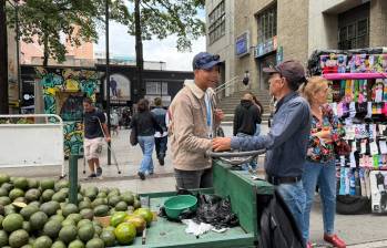 Funcionarios del Distrito, socializando el proyecto de intervención en la Zona Urbana de Aire Protegido del Centro. FOTO Cortesía Alcaldía de Medellín. 