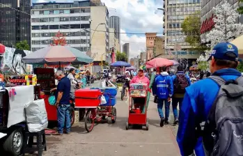 El Decreto 117 de 2026 establece nuevas reglas para vendedores informales, con restricciones en el uso de gas y manipulación de alimentos en calles de Bogotá. FOTO: Instituto para la Economía Social