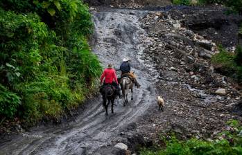 Las vías terciarias sin mantenimiento ahogan la economía popular y limitan el acceso a la salud y educación en la Colombia rural. FOTO: Archivo El Colombiano