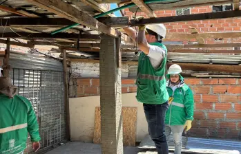 Funcionarios de la Alcaldía de Medellín iniciaron el desmonte de las viviendas que debieron ser evacuadas por los riesgos ocasionados por las quebradas La Mansión y La Máquina, que quedaron en evidencia tras la emergencia del 3 de abril, que dejó un menor muerto. FOTO: CORTESÍA ALCALDÍA DE MEDELLÍN