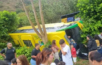 Así quedó el bus que transportaba 40 pasajeros hacia Medellín desde el municipio de Sabanalarga, Occidente antioqueño. FOTO: Cortesía