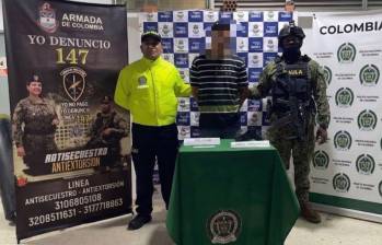 Alias ‘Tasmania’ fue capturado en Turbaco, Bolívar, durante un operativo de la Armada Nacional y la Policía. Las autoridades lo señalan de estar relacionado con siete homicidios y actividades de extorsión en el Atlántico. FOTO: Armada de Colombia.