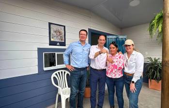 Grupo Argos, Nicky Jam, la Federación Nacional de Cafeteros e Isagén entregaron en Circasia, Quindío, la primera vivienda de Adopta un Hogar en el departamento, iniciativa que busca reconstruir 1.000 hogares afectados por el terremoto del 10 de agosto. FOTO cortesía Grupo Argos