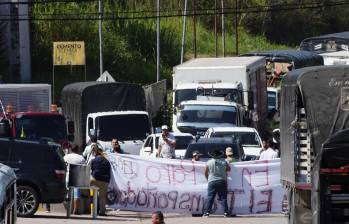 Transportadores y camioneros han bloqueado vías claves de los departamentos de Santander, Norte de Santander, Caldas y Cundinamarca. FOTO: Marco Valencia/Vanguardia.