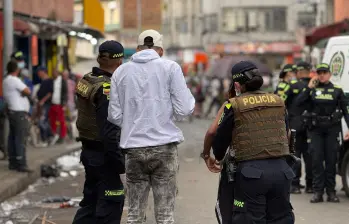 Este es uno de los momentos en los que uniformados requisaron a los ciudadanos. Fueron registradas 2.200 personas. FOTO: Cortesía Alcaldía de Medellín