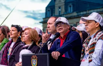 Gustavo Petro firmó decreto transitorio que dejó el salario mínimo vital en 23%. FOTO PRESIDENCIA.