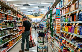 Los alimentos podrían encarecerse en Estados Unidos tras los aranceles anunciados por Trump a tres de sus principales socios comerciales. FOTO: AFP