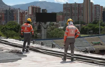 La remodelación y modernización del estadio Atanasio Girardot comenzó con el desmonte del techo de la tribuna Occidental, el cual estaba desde que se inauguró el escenario. FOTO: HORUS THOR AMAYA