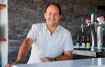 Juanchi Vélez, gerente y fundador de 3 Cordilleras, lidera la nueva etapa de la cervecería artesanal, que celebra 18 años con dos cervezas de temporada y un nuevo espacio en Medellín. FOTO cortesía 3 Cordilleras
